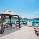 Black Pearl Guest house Tisno