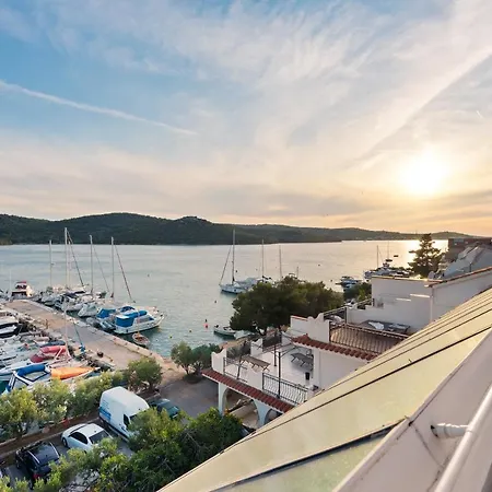 Black Pearl Gostinjska kuća Tisno