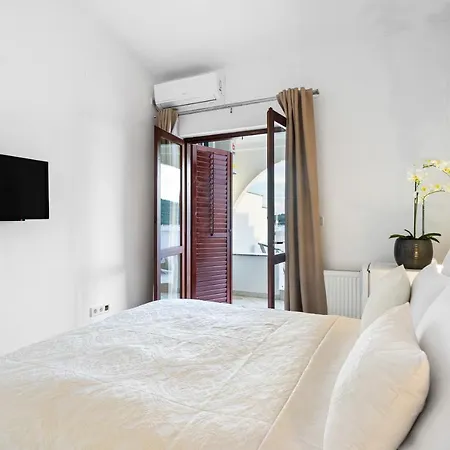 Black Pearl 3* Tisno