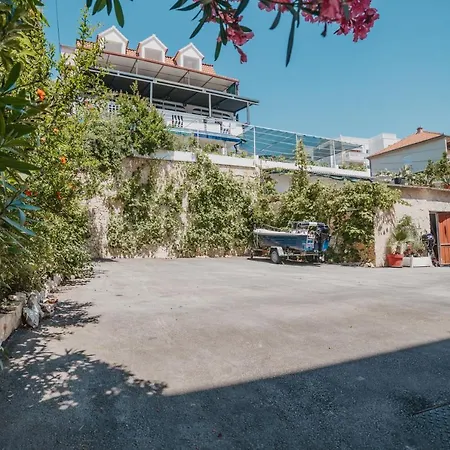 Black Pearl 3* Tisno