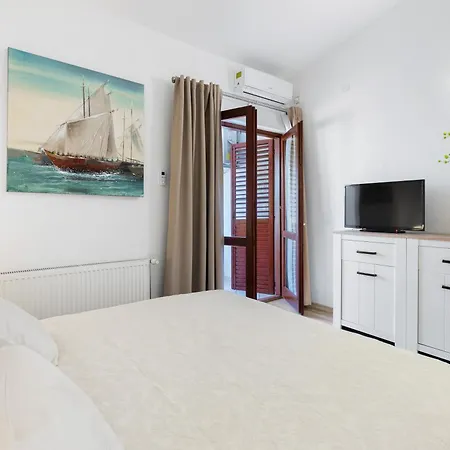 Black Pearl Gostinjska kuća Tisno