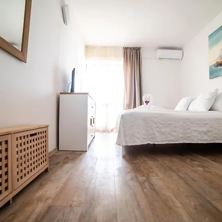 Black Pearl 3* Tisno