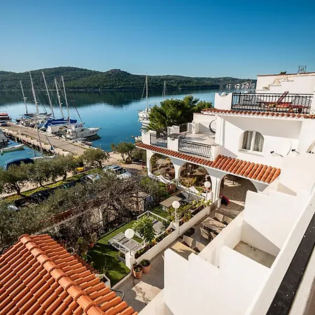 Black Pearl 3* Tisno