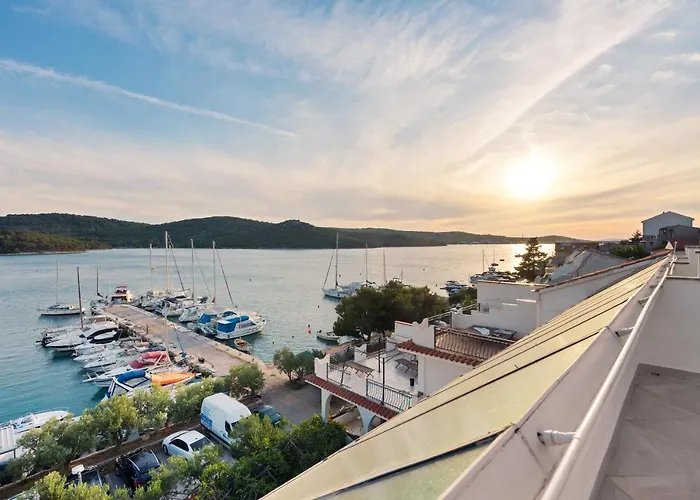 Black Pearl Gasthuis Tisno