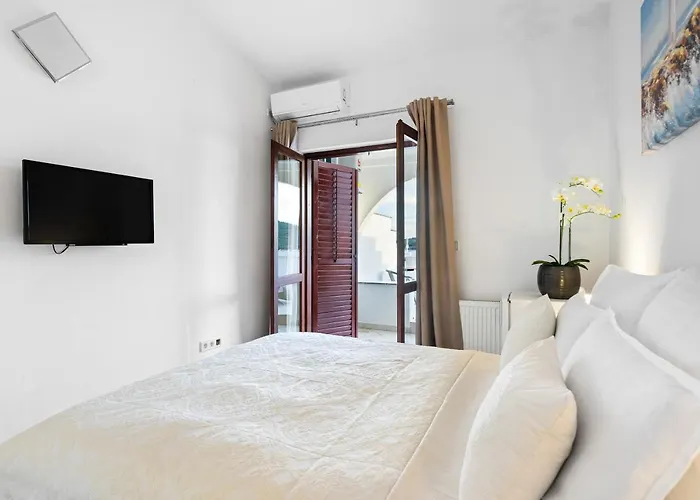 Black Pearl 3* Tisno