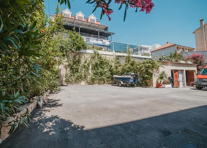 Black Pearl 3* Tisno