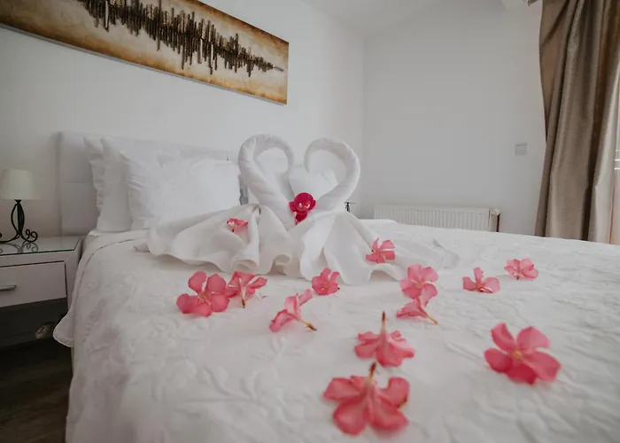 Black Pearl 3* Tisno