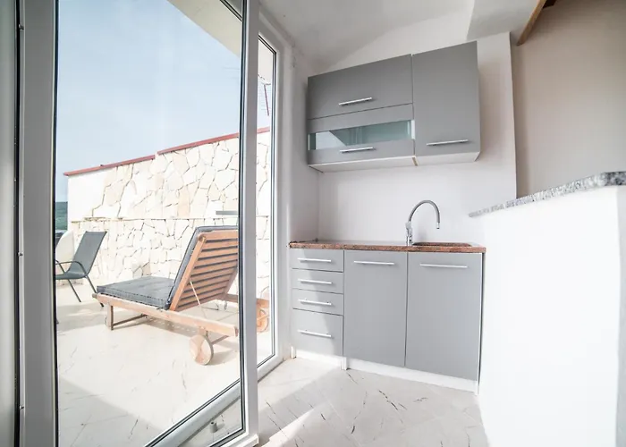 Black Pearl 3* Tisno