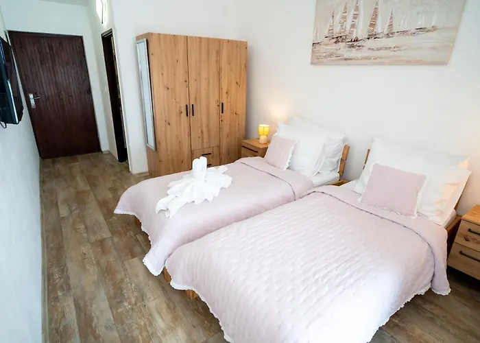 Black Pearl 3* Tisno