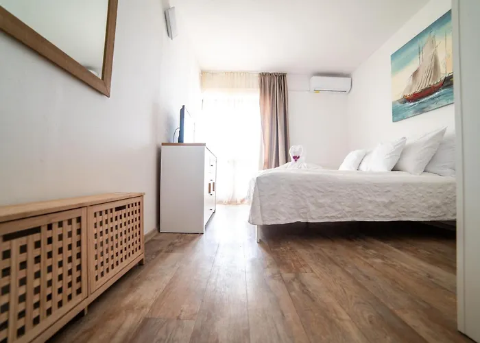 Black Pearl 3* Tisno