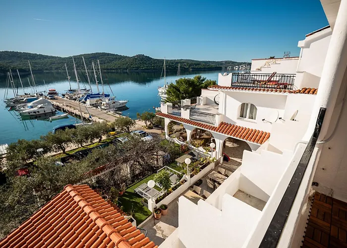 Black Pearl 3* Tisno